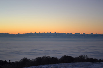 Lever du soleil en montagne,  vue sur les Alpes depuis les Vosges, tons gris orangés, Alsace, France
