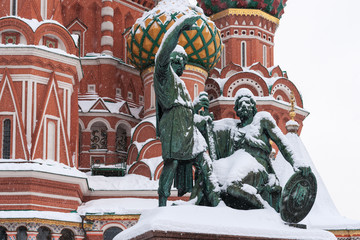 Fototapeta na wymiar Russian weather. Moscow after the heavy snowfall, February 5, 2018