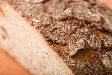 angeschnittenes Brotes mit Kruste
