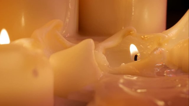 conjunto de velas encendidas para decoraci&oacute;ntimelapse