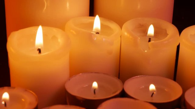 conjunto de velas encendidas para decoraci&oacute;n