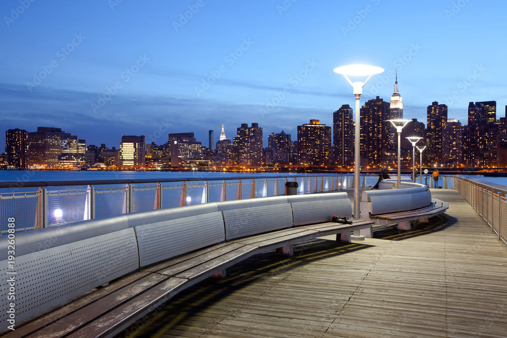 Wall mural Gantry Plaza State Park and Manhattan skyline, New York City, NY, USA