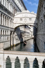 Fotobehang Brug der Zuchten Brug der Zuchten en gondel in Venetië. Italië
