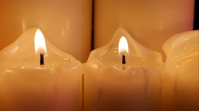 conjunto de velas encendidas para decoraci&oacute;n