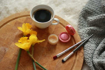 czarna kawa i kosmetyki