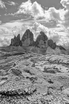 Fototapeta Relikte aus dem 1. Weltkrieg mit den berühmten Drei Zinnen der Sextener Dolomiten im Hintergrund in Schwarz-Weiß, Pustertal, Südtirol, Italien