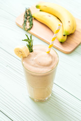 banana smoothies glass