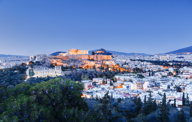 Zračni panoramski pogled na znameniti Partenon u Ateni, Grčka. Nevjerojatan krajolik sumraka. Copyspace na plavom nebu. Atena i Partenon su poznato i popularno odredište za putovanja u Europi.