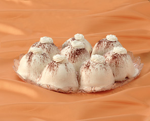 Dolce bignè con panna e caffè