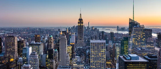 Acrylglas douchewanden met foto Empire State Building New Yorkse stad. De skyline van de binnenstad van Manhattan met verlichte Empire State Building en wolkenkrabbers in de schemering. VS.