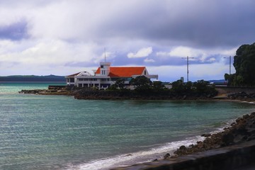 Obraz premium This beautiful house at the edge of a pier just catches the eye and 