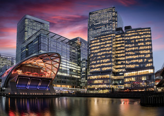 Panoramasicht auf das Finanzzentrum Canary Wharf in London nach Sonnenuntergang