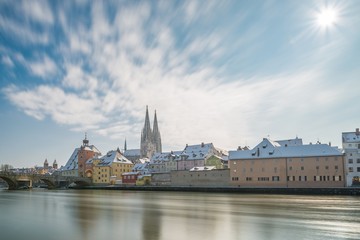 Regensburg im Winter mit Promenade und Dom und Steinerne Brücke, Deutschland