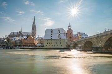 Regensburg im Winter mit Promenade und Dom und Steinerne Brücke, Deutschland