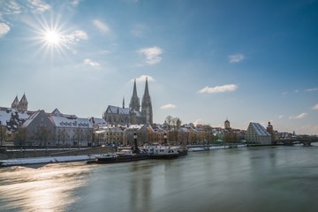 Regensburg im Winter mit Promenade und Dom und Steinerne Brücke, Deutschland