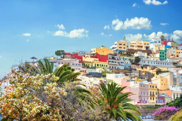 Zelfklevend Fotobehang Stadsgezicht met kleurrijke huizen in woonwijk van Las Palmas. Gran Canaria, Spanje © Valery Bareta