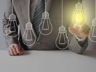 アイデアを生み出すビジネスマン