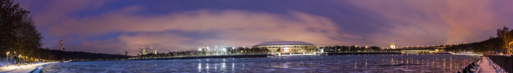 Fototapeta na wymiar Moscow river. Winter twilight. Vorobyovy Gory Park