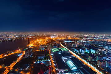 Obraz premium Aerial view of the Osaka Bay harbor area at night