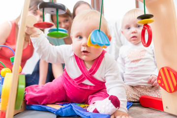 Babies spielen in der Kita oder Kinderkrippe