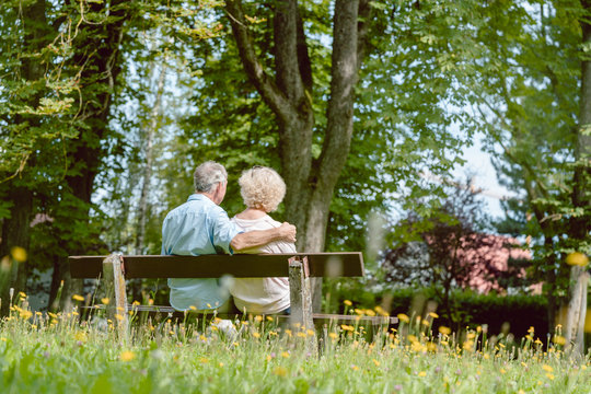 Romantisches Bestager Paar sitzt auf der Bank im Sommer