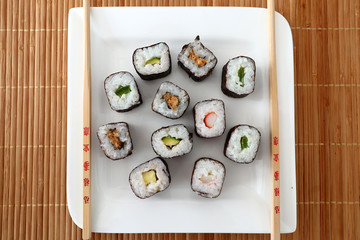 Sushi mit Stäbchen