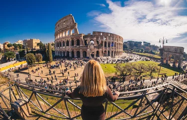 Poster Vrouwelijke reiziger waakt over het Colosseum in Rome, Italië © Calin Stan