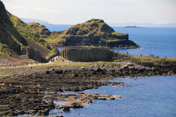 formacja skalna grobla olbrzymana na wybrzeżu irlandii w słoneczny dzień - obrazy, fototapety, plakaty