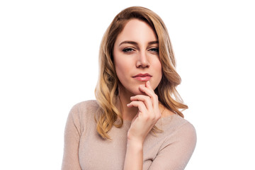 Fototapeta premium Atrakcyjna blond młoda kobieta. Portret pięknej kobiety na białym tle.