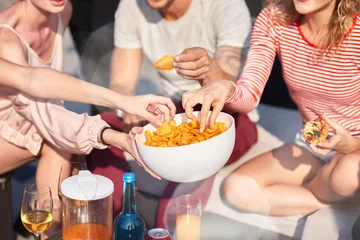 Poster Close up of bowl with snacks at te party © Adamov