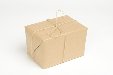 Caja de regalos cerrada y atada con cordel
