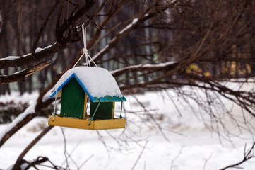 Naklejka premium Feeder in the Park in the snow in winter.