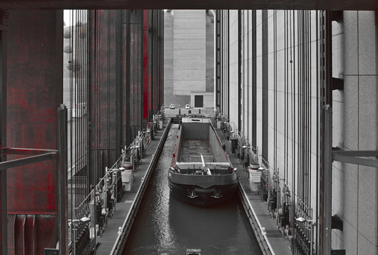 Frachtschiff im Schiffshebewerk Strepy Thieu in Mons - Belgien - rot und schwarz