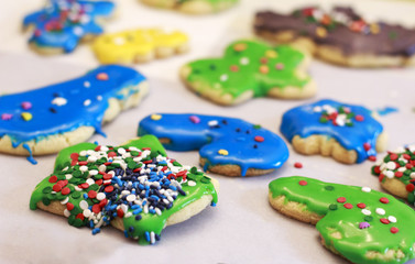 Obraz na płótnie Canvas Messy decorated christmas cookies created by children