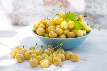 Yellow cherry in a bowl