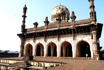 Усыпальница и мечеть Ибрагим Рауза в   городе Биджапур в Индии