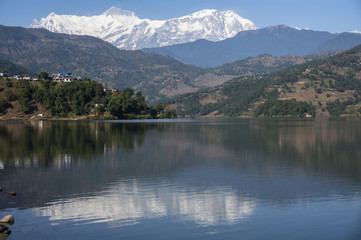 Un réflexion de la montagne Annapurna sur un lac à pokhara