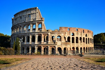 Naklejka premium Rzym, Włochy, Koloseum. Widok z Forum na starożytną kamienną drogę.