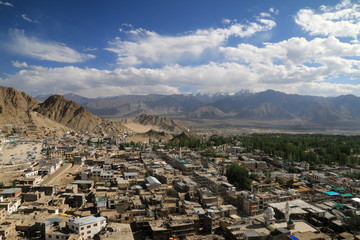 panorama indyjskiego miasta leh leżacego w stanie dżammu i kaszmir w regionie ladakh z widokiem na góry