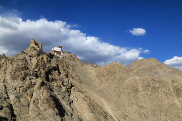buddyjski klasztor namgyal tsemo gompa na nagich skałach z niebiem w tle
