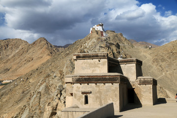 biały pałac królewski na wzgórzu widziany z miasta Leh Ladakh Indie - obrazy, fototapety, plakaty