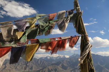 flagi modlitewne w himalajach trzepoczące na wietrze - obrazy, fototapety, plakaty