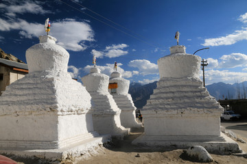 białe stupy buddyjskie  u podnóża himalajów w regionie ladakh