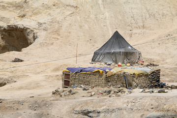 namiot nomadów na pustynnym terenie w regionie ladakh w indiach