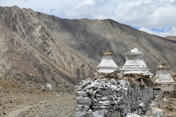 białe stupy buddyjskie  u podnóża himalajów w regionie ladakh