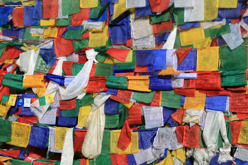 dużo kolorowych tybetańskich flag modlitewnych - obrazy, fototapety, plakaty