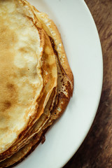 Блины на деревянном столе.