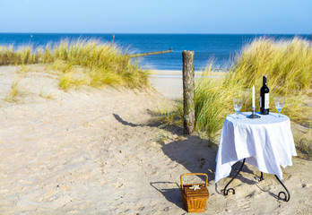 gedeckter Tisch für zwei in den Dünen am Meer