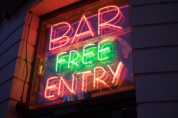 Obraz premium Bar Free Entry Neon Sign