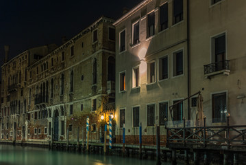Fototapeta na wymiar View of the channels and old palaces in Venice at night - 1